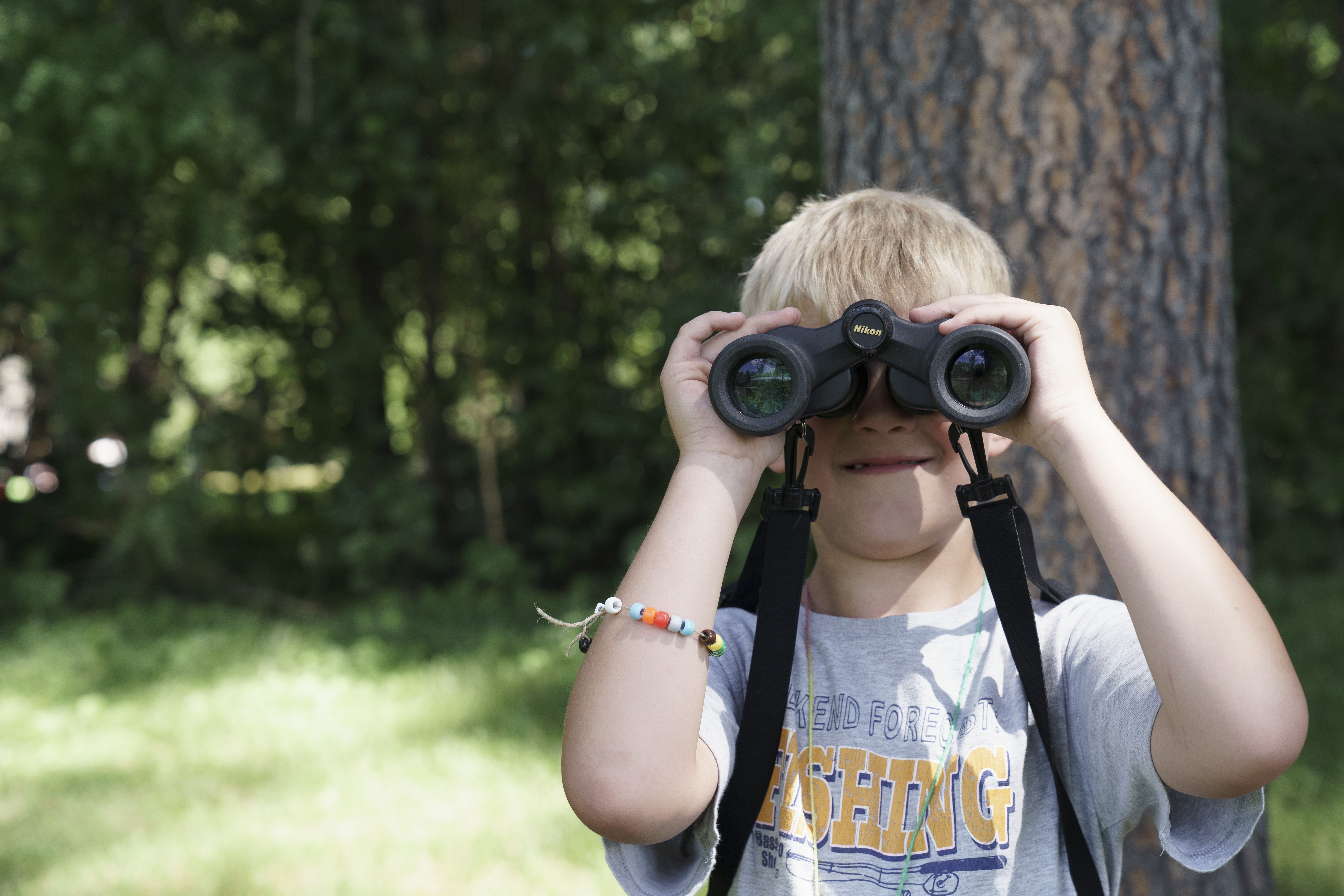 A child birdwatches at an Audubon Rockies Community Naturalist summer camp. Evan Barrientos / Audubon